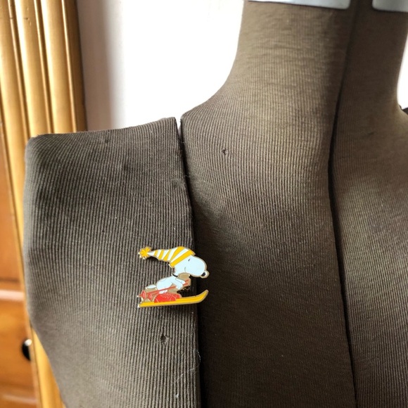Vtg 1972 Snoopy Skiing Enamel Pin - Picture 3 of 11